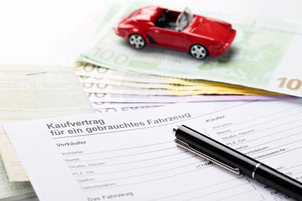 Mit einem Kaufvertrag sind Käufer und Verkäufer auf der sicheren Seite. Bild KFZ-Kaufvertrag unterschreiben