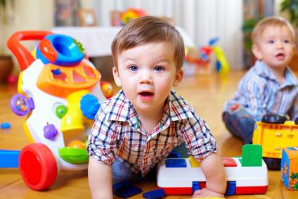 Zwecks der Aufsichts- und Sorgfaltspflicht ist eine private Haftpflichtversicherung sinnvoll Bild von Kindern bei Tagesmutter