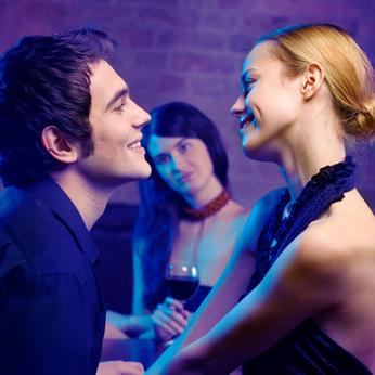Komplimente sollten ehrlich sein. Frau ansprechen in Bar