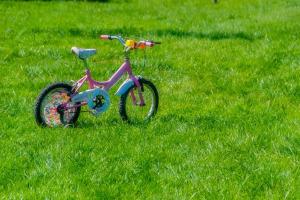 Ab dem zweiten Lebensjahr darf es ein erstes Kinderfahrrad sein. Rosa Kinderfahrrad