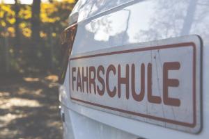 Eine Aufgabe bei der Prüfung ist beispielsweise das Fahren einer Acht mit einem Abstand von nur vier Metern. Bild Fahrschulauto