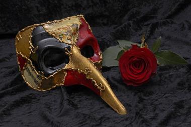 Früher wurde in Venedig vor allem die Halbmaske an Karneval getragen. Bild Venezianische Halbmaske