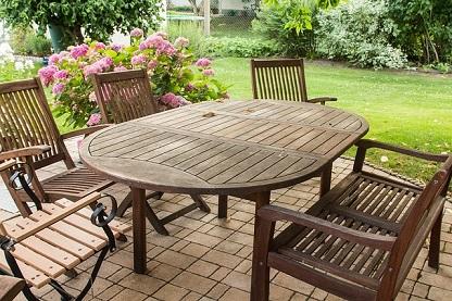 Gartenmöbel aus Holz können bei fehlender Pflege schnell vergrauen. Bild Gartenmöbel aus Holz