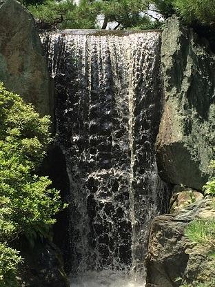 Je nach Größe des Wasserfalls, musst Du mit mehr Arbeit rechnen. Bild großer Wasserfall in Garten