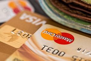 Die Heiratsurkunde muss zur Änderung des Names auf wichtigen Dokumenten vorgelegt werden. Bild Bankkarten und Geld