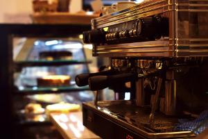 Kaffeevollautomaten finden sich immer öfter auch in der privaten Küche. Bild Kaffeevollautomat in der Gastronomie
