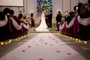 Vom Kircheneingang bis zum Altar kann ein Hochzeitsteppich ausgelegt werden. Bild Hochzeitsdeko in Kirche