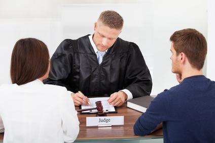 Kommunikationsfähigkeit ist Pflicht im Beruf Bild Rechtsanwalt sitzt an seinem Schreibtisch