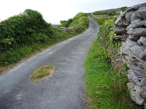 Das Rennen beginnt und endet in Douglas Bild kurvige Straße in Irland