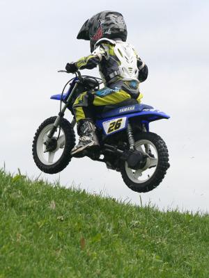 Pocket Bikes sind für Kinder ab 6 Jahren erlaubt Bild Kind auf einem Pocket Bike auf einer Wiese