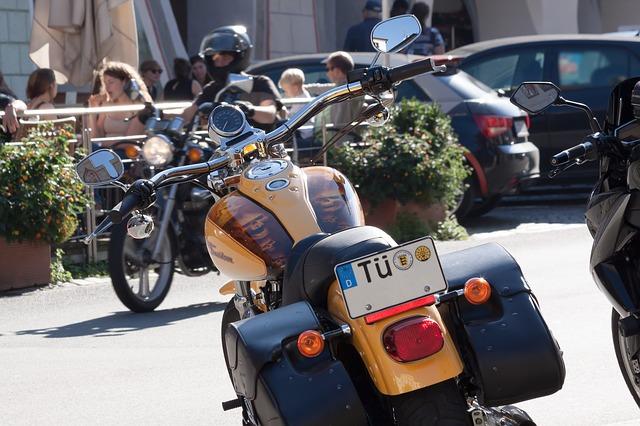 Sie müssen Ihren Personalausweis bei der Beantragung des Kennzeichens vorzeigen Bild gelbes Motorrad
