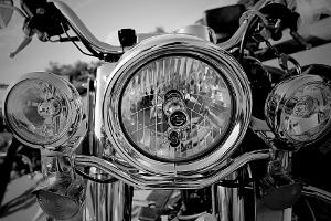 Ein wichtiger Teil bei der Kontrolle des Motorrades sind Batterie und Zündkerzen Bild Motorradlicht von vorne