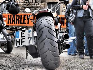 Bei der Handwäsche fallen eventuelle Beschädigungen am Reifen eher auf Bild Motorradreifen von hinten