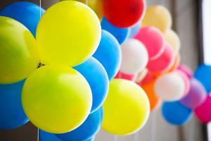 Beim Luftballontanz kommt es auf Geschicklichkeit an. Bild bunte Luftballons