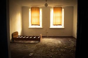 Bei Haushaltsauflösungen können gut erhaltenen Möbel oft verkauft werden. Bild leer geräumte Wohnung