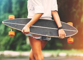 Mit dem Longboard können sich Kinder richtig auspowern oder aber bequem von A nach B gelangen. Longboard